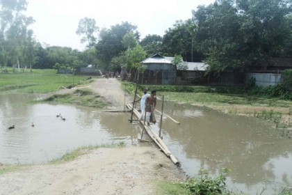 চিলমারীতে বন্যায় ক্ষতিগ্রস্ত রাস্তা মেরামত না করায় দুর্ভোগ চরমে