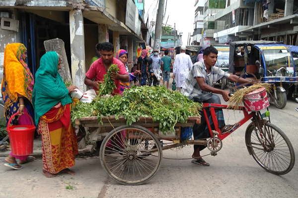 চাঁপাইনবাবগঞ্জে মানা হচ্ছে না স্বাস্থ্যবিধি

