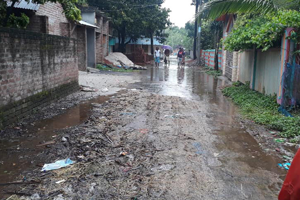 চাঁপাইনবাবগঞ্জের মনকষায় অল্প বৃষ্টিতেই সড়কে হাঁটু পানি


