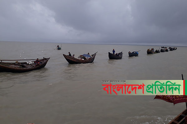 বঙ্গোপসাগরে অর্ধশত ট্রলার নিয়ে জেলেদের বিক্ষোভ!