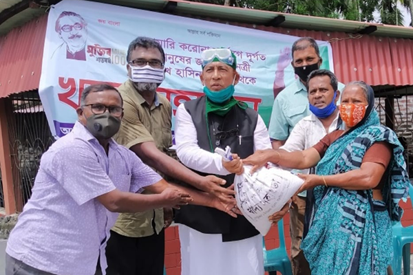 প্রধানমন্ত্রীর খাদ্য সহায়তা পেল বনপাড়া ধর্মপল্লীর ২৫০ পরিবার