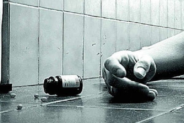 আপত্তিকর ছবি পাঠিয়ে অর্থ দাবি, কলেজ ছাত্রীর আত্মহত্যা