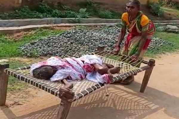 পেনশনের অর্থ পেতে বৃদ্ধা মাকে খাট ধরে টেনে ব্যাংকে হাজির মেয়ে