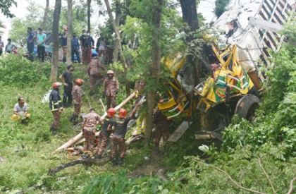 রাজবাড়ীতে ট্রাক-প্রাইভেটকারের সংঘর্ষে নিহত ৪