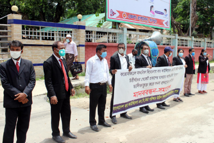 আইনজীবীর তালিকাভুক্ত করে সনদ প্রদানের দাবিতে রংপুরে মানববন্ধন
 
