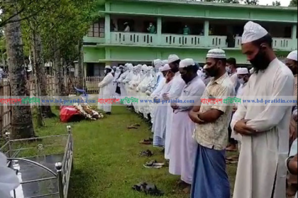 বাবা-মায়ের কবরের পাশে চিরনিদ্রায় শায়িত ধর্ম প্রতিমন্ত্রী