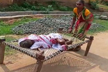 পেনশনের অর্থ পেতে বৃদ্ধা মাকে খাট ধরে টেনে ব্যাংকে হাজির মেয়ে