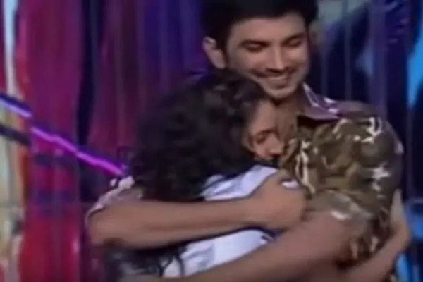 এভাবেই রিয়্যালিটি শোয়ের স্টেজে অঙ্কিতাকে প্রেমের প্রস্তাব দিয়েছিলেন সুশান্ত! (ভিডিও)