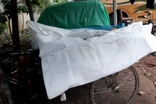 নাটোরে ট্রাক উল্টে নিহত ২, আহত ১