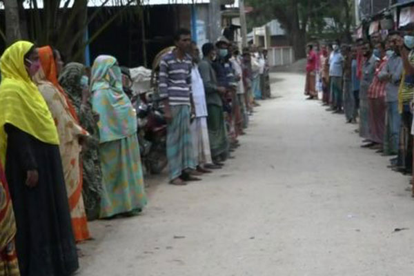 নাটোরে এনজিও মালিকের বিরুদ্ধে মানববন্ধন