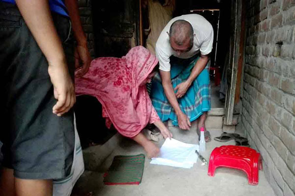 ঈশ্বরদীতে বাড়িতে কাফনের কাপড় রেখে গেল দুর্বৃত্তরা
