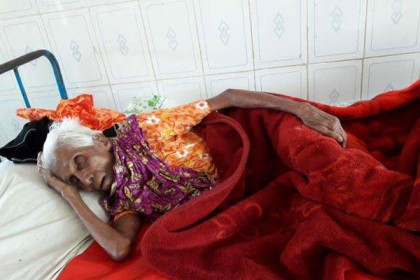 অভাবে মেয়ে মাকে ফেলে গেলেন মহাসড়কে, অতঃপর... 