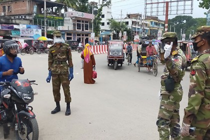 ঝিনাইদহে করোনা প্রতিরোধে সেনাবাহিনীর কার্যক্রম