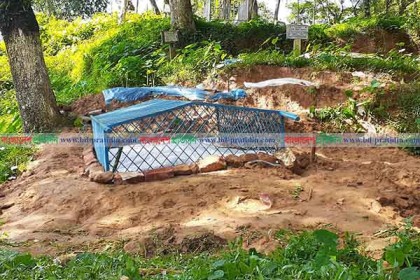 মা-বাবার পাশে চিরশায়িত কামরান