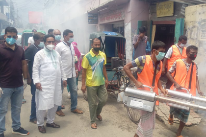 বাগেরহাটে মশক নিধনে জীবাণুনাশক স্প্রে
