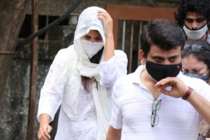 সুশান্তকে শেষবার দেখতে হাসপাতালে গেলেন অশ্রুসিক্ত প্রেমিকা