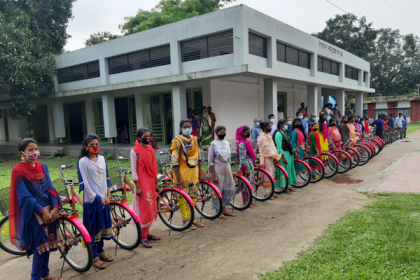 খানসামায় ক্ষুদ্র নৃ-গোষ্ঠী শিক্ষার্থীদের মাঝে শিক্ষা উপকরণ বিতরণ

