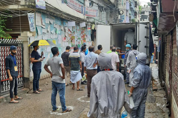 লকডাউনে পূর্ব রাজাবাজারে স্বপ্ন'র ভ্রাম্যমাণ আউটলেট