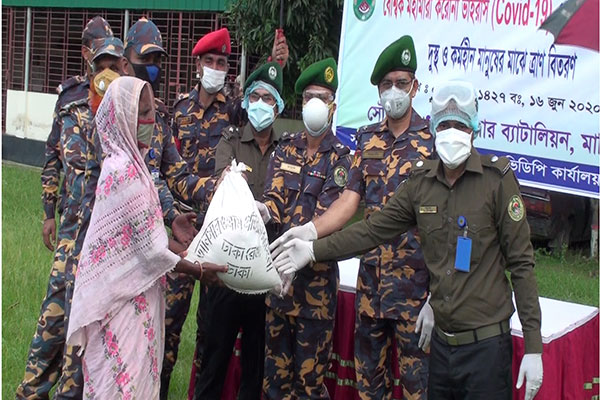 মানিকগঞ্জে দুস্থ কর্মহীনদের মাঝে সহায়তা