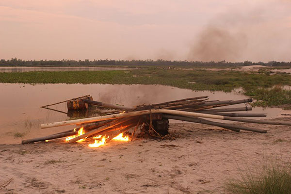 বীরগঞ্জে আত্রাই নদীর খেয়াঘাটে অবৈধ ড্রেজার মেশিন ধ্বংস