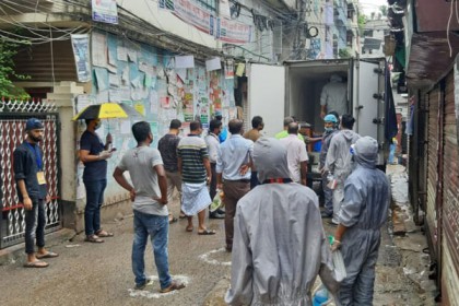 লকডাউনে পূর্ব রাজাবাজারে স্বপ্ন'র ভ্রাম্যমাণ আউটলেট