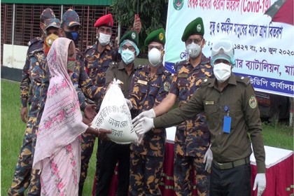 মানিকগঞ্জে দুস্থ কর্মহীনদের মাঝে সহায়তা