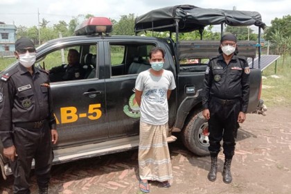 চাঁপাইনবাবগঞ্জে অস্ত্রসহ গ্রেফতার ১