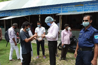 ফরিদপুরে মাস্ক ব্যবহার না করায় ১৫ জনকে জরিমানা

