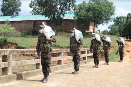 রাঙামাটি লংগদুতে দরিদ্র জনগোষ্ঠীকে খাদ্য সহায়তা দিল সেনাবাহিনী