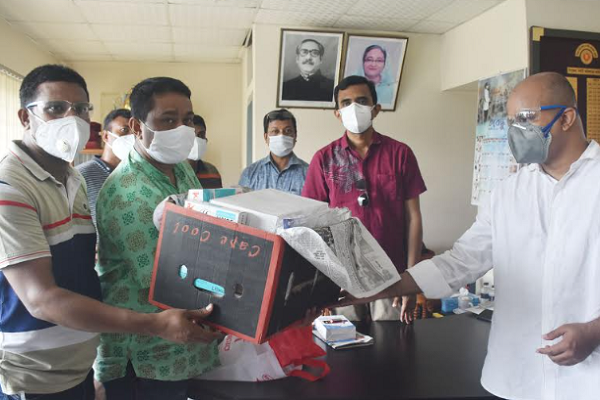 রাজবাড়ীতে স্বাস্থ্য কমপ্লেক্সে সুরক্ষা সামগ্রী বিতরণ