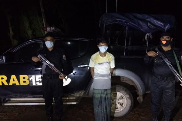 টেকনাফে অস্ত্রসহ রোহিঙ্গা আটক  