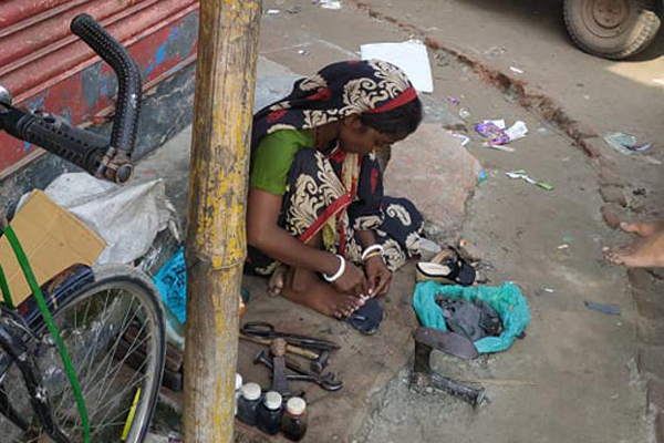 জুতা সেলাই করে সংসার চালান বাসন্তী

