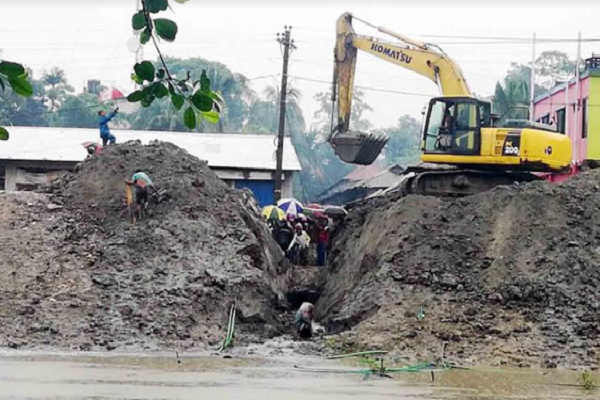 শরণখোলা উপজেলা সদরের জলাবদ্ধতা নিরসনে প্রশাসনের উদ্যোগ 