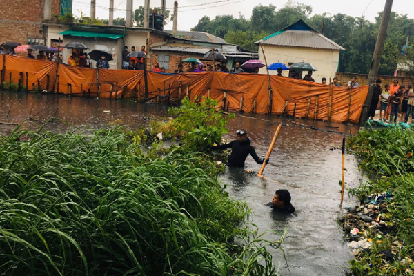 আশুলিয়ায় ময়লাযুক্ত খালের পানিতে পড়ে শিশু নিখোঁজ