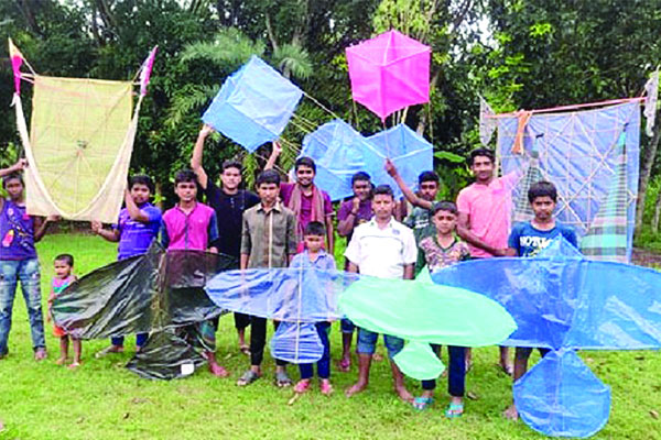 আকাশে শত শত বাহারি ঘুড়ি