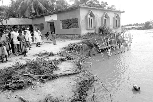 মেঘনার ভাঙনে হুমকির মুখে বসতভিটা স্থাপনা