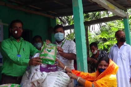 লালমনিরহাটে চাষিদের মাঝে বিনামূল্যে সার-বীজ বিতরণ