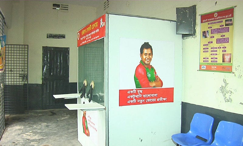 ব্যাট বিক্রির টাকায় ৪টি নমুনা সংগ্রহের বুথ স্থাপন মুশফিকের