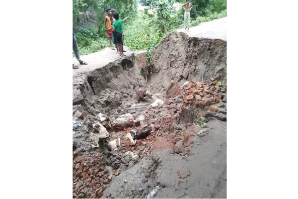 ব্রাহ্মণবাড়িয়া-নবীনগর আঞ্চলিক সড়ক দ্বিখন্ডিত, জনদুর্ভোগ


