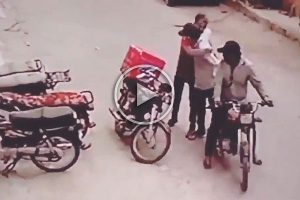 যুবকের কান্না দেখে সব ফিরিয়ে দিয়ে বুকে টেনে নিল ছিনতাইকারী!