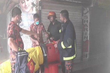 নরসিংদীতে শপিং মলে ভয়াবহ আগুন