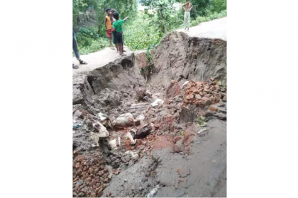 ব্রাহ্মণবাড়িয়া-নবীনগর আঞ্চলিক সড়ক দ্বিখন্ডিত, জনদুর্ভোগ


