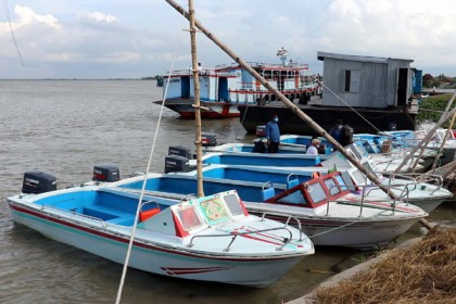 সন্ত্রাসীদের হুমকির মুখে কাজিরহাট-আরিচা নৌপথে স্পিডবোট বন্ধ