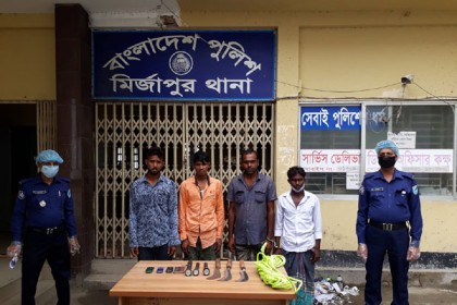 মির্জাপুরে ৪ ডাকাত গ্রেফতার