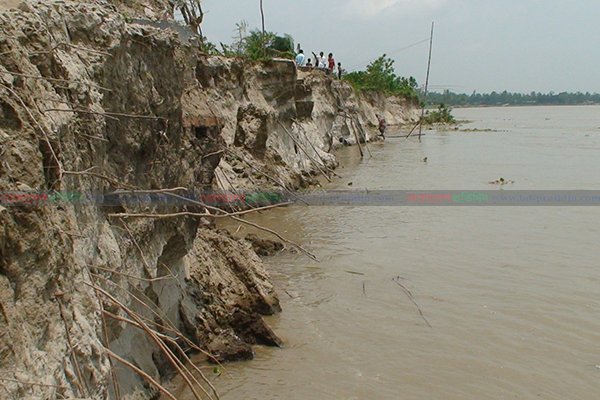 করোনার মধ্যে বন্যার শঙ্কায় ভুগছে যমুনা পাড়ের মানুষ