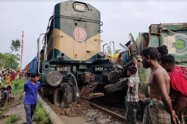 বেনাপোলে আমদানি পণ্য বোঝাই মালবাহী ওয়াগন-ট্রাক সংঘর্ষ