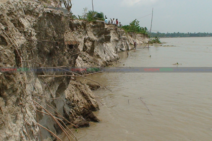 করোনার মধ্যে বন্যার শঙ্কায় ভুগছে যমুনা পাড়ের মানুষ