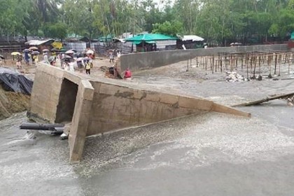 উদ্বোধনের আগেই সামান্য বৃষ্টিতে ভেসে গেল সেতু!