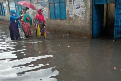 টঙ্গীতে সামান্য বৃষ্টিতে হাঁটু পানি, চলাচলে দুর্ভোগ
