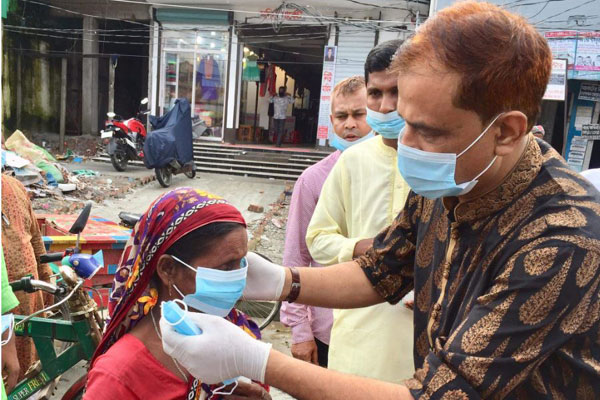 করোনা প্রতিরোধে ধামরাইয়ে মাস্ক বিতরণ